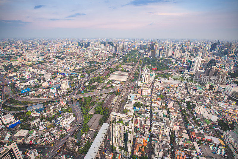 全景城市景观商业区(baiyok, Ratchaprarop, patunam曼谷，泰国)鸟瞰高层建筑在黄昏